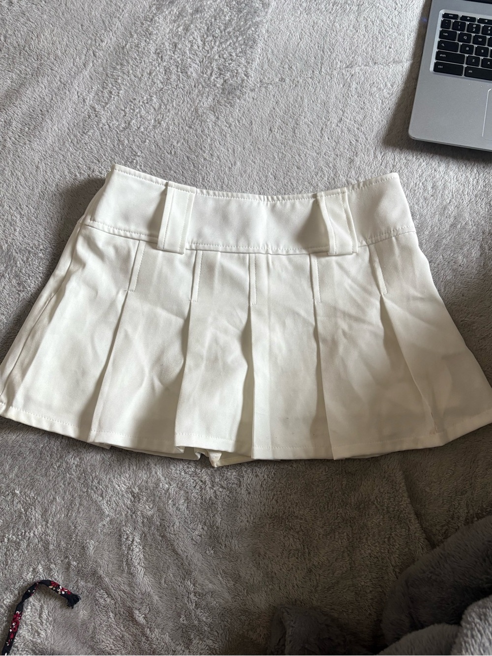 super cute white mini skirt
